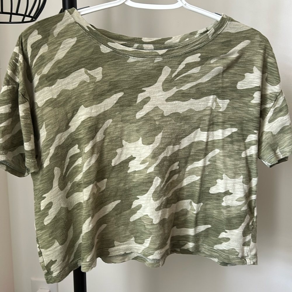 Old Navy women’s crop tee in Camo. Size S.